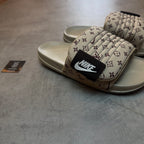 Chinelo Slider LV x NK Off-Court Bege